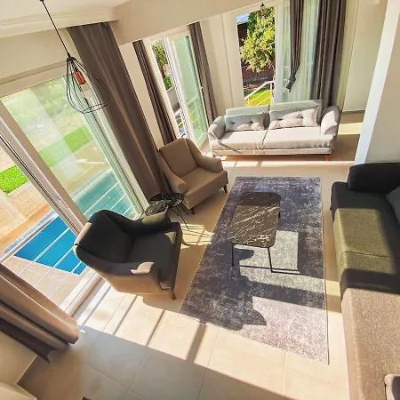 Villa Airport With Private Pool 2 *